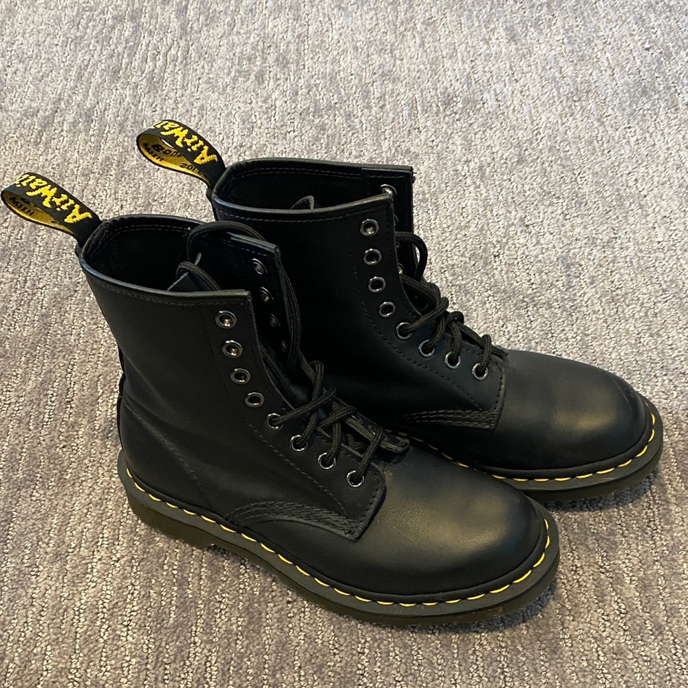 1460 doc martens. Smooth leather. Size 6.